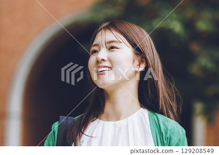 女學生在校園散步 129208549