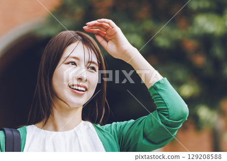 女學生在校園散步 女學生在校園散步 129208588