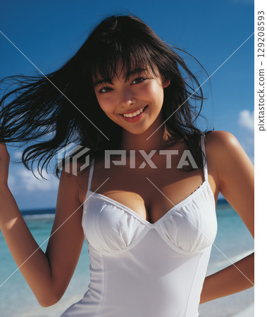 身穿白色T恤的女人和夏日大海 | 清爽的海灘肖像，笑容燦爛 129208593