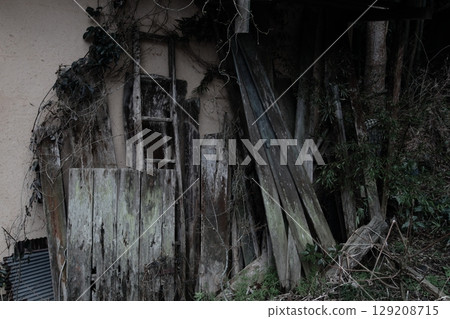 廢棄的廢棄房屋 廢棄的廢棄房屋 129208715