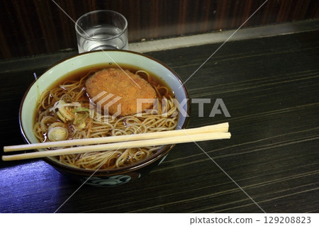 立式蕎麥麵店的炸肉餅蕎麥麵 立式蕎麥麵店的炸肉餅蕎麥麵 129208823