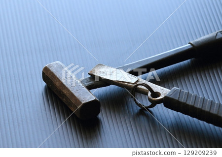 Hammers and chisels: tools for hand-cutting 129209239