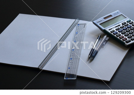 筆記本和計算器辦公用品 129209300