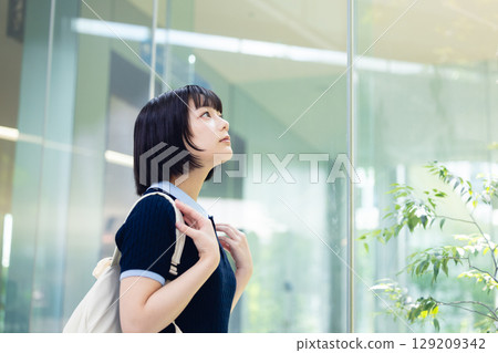 年輕的女士 129209342