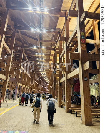 兩人衝向出口 兩人衝向出口 129209715