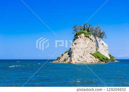 能登的象徵-見附島,在2024年的地震中倒塌變形。 *照片拍攝於2025年7月 能登的象徵-見附島,在2024年的地震中倒塌變形。 *照片拍攝於2025年7月 129209832