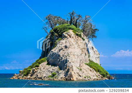Mitsuke Island, a symbol of Noto, collapsed and deformed by the 2024 earthquake. *Photo taken in July 2025 129209834