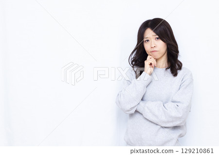 一個非常擔心的女人 129210861
