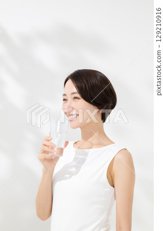 有微笑的婦女飲用水 129210916