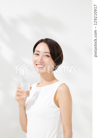 有微笑的婦女飲用水 129210917