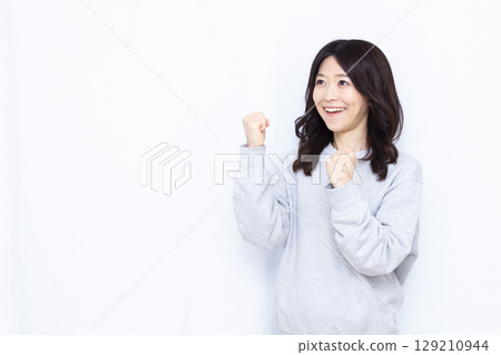 膽量姿勢的女人 129210944