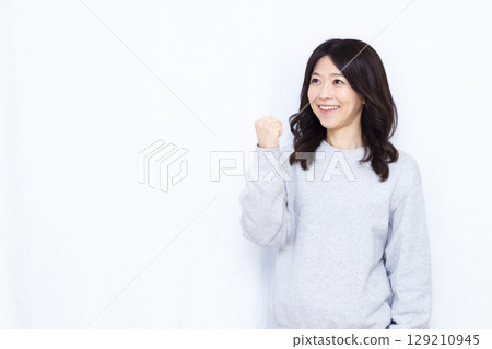 Woman in guts pose 129210945