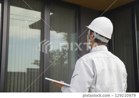 男建築師檢查房屋 129210979