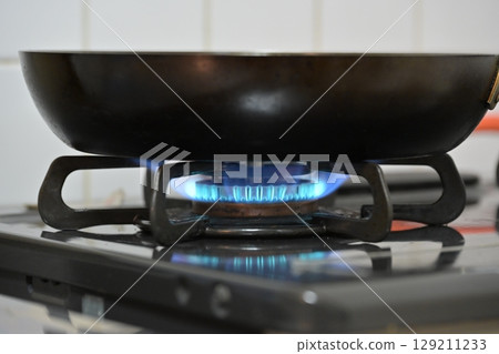 Fire at the stove 129211233