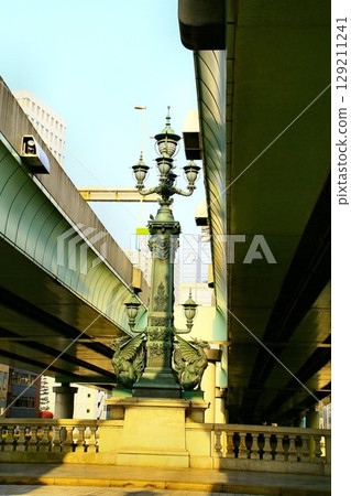The future of regaining the sky has been decided... Nihonbashi Bridge spanning the Nihonbashi River 129211241