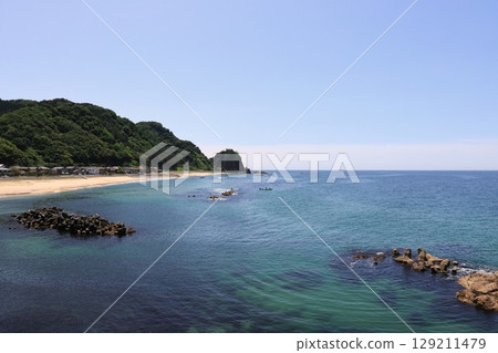 新潟縣村上市弁天岩附近的海岸風光 新潟縣村上市弁天岩附近的海岸風光 129211479