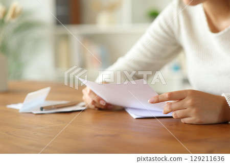 Woman hand throwing sugar in a coffee cup at home 129211636