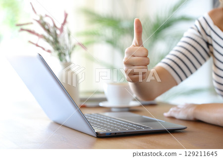 Woman hand throwing sugar in a coffee cup at home Woman hand throwing sugar in a coffee cup at home 129211645