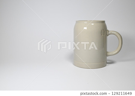 White ceramic mug 129211649