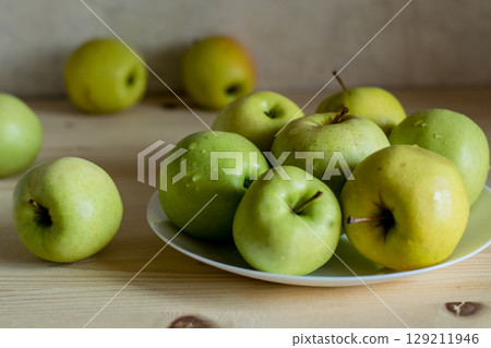 Green juicy apples on the table Green juicy apples on the table 129211946