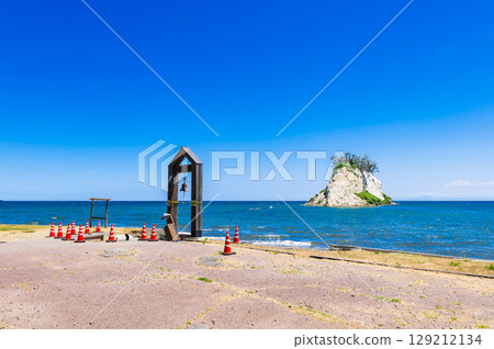 能登的象徵-見附島和緣夢海灘。 *照片拍攝於2025年7月地震後。 能登的象徵-見附島和緣夢海灘。 *照片拍攝於2025年7月地震後。 129212134
