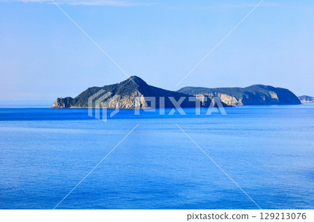 [Shimane Prefecture] Omori Island and Matsushima Island seen from Cape Nagu on a clear day (Dogo Island, Oki Islands) 129213076