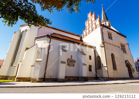 levoca, slovakia - 28 aug, 2016: church architecture of slovakia in summer. basilica of st. james in levoca town. travel europe to discover unesco heritage sites. sunny day with blue sky 129213112