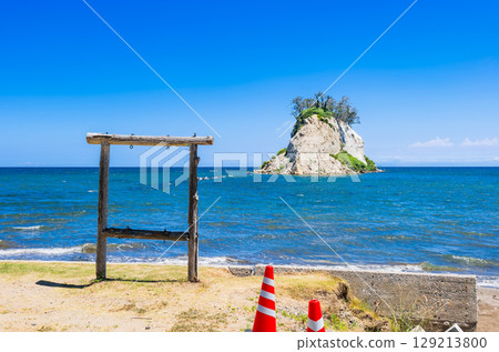 Mitsuke Island and Enmusu Beach, symbols of Noto. *Photo taken in July 2025 after the earthquake. 129213800