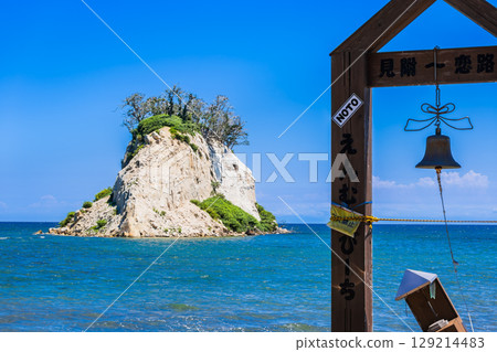 Mitsuke Island and Enmusu Beach, symbols of Noto. *Photo taken in July 2025 after the earthquake. 129214483