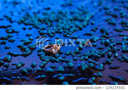 Gold engagement ring 129214581