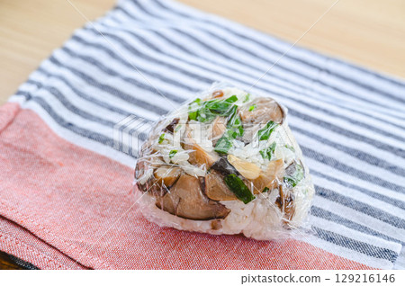 蘑菇飯糰 129216146