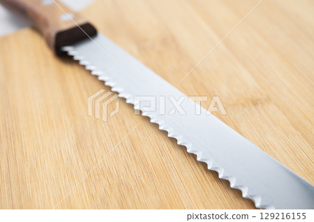 The cutting edge of a bread knife 129216155