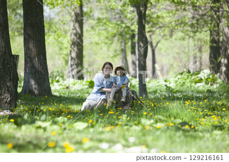 Parents and children playing in nature 129216161