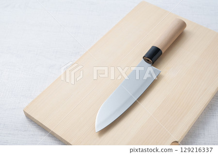A knife placed on a cutting board 129216337