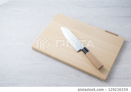放在切菜板上的刀 129216339