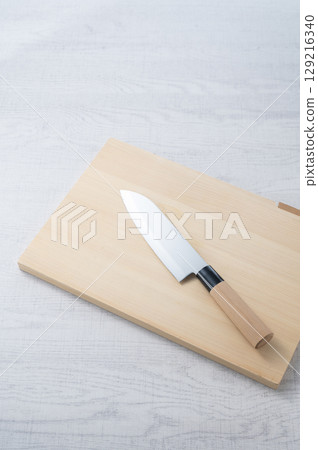 A knife placed on a cutting board 129216340