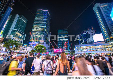 Shibuya at night, crowded with foreign tourists in August. The Hachiko statue was removed after the dry landscape garden was removed. (August 3, 9:20 PM) 129217853