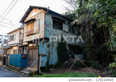 昭和時代的舊建築,生鏽的鐵皮房子,陰森狹窄的兩層樓房 昭和時代的舊建築,生鏽的鐵皮房子,陰森狹窄的兩層樓房 129218084