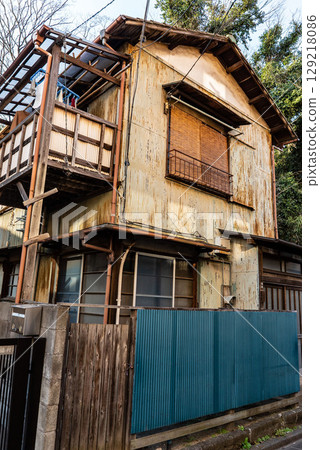 昭和時代的舊建築，生鏽的鐵皮房子，陰森狹窄的兩層樓房 129218086