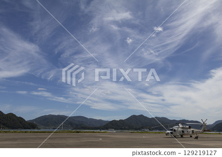 停放在舞鶴空軍基地的巡邏直升機 129219127
