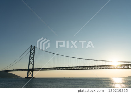 藍天和一輛汽車穿越鐵橋 129219235