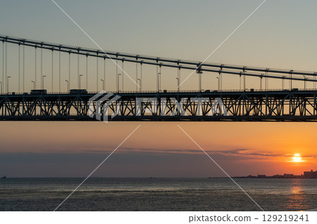 藍天和一輛汽車穿越鐵橋 129219241