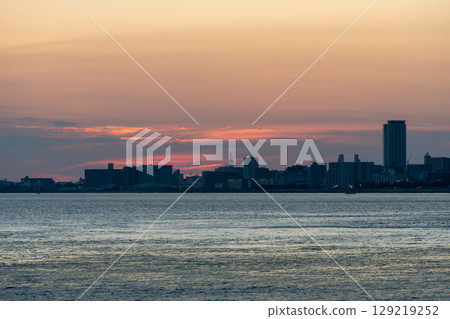 藍天和一輛汽車穿越鐵橋 129219252