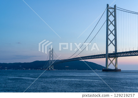 藍天和一輛汽車穿越鐵橋 藍天和一輛汽車穿越鐵橋 129219257