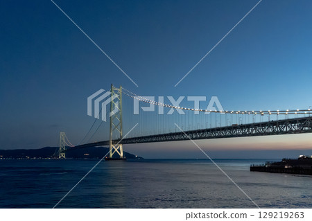 藍天和一輛汽車穿越鐵橋 129219263