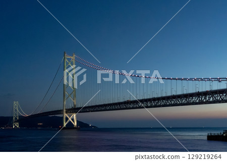 藍天和一輛汽車穿越鐵橋 藍天和一輛汽車穿越鐵橋 129219264
