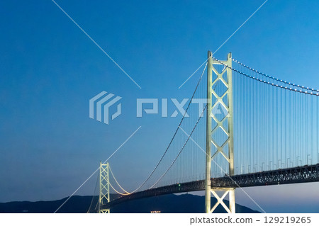 藍天和一輛汽車穿越鐵橋 藍天和一輛汽車穿越鐵橋 129219265