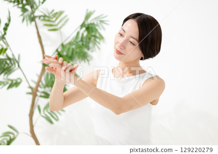 Women who do body care 129220279