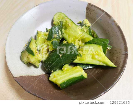 Cucumber seared 129221625