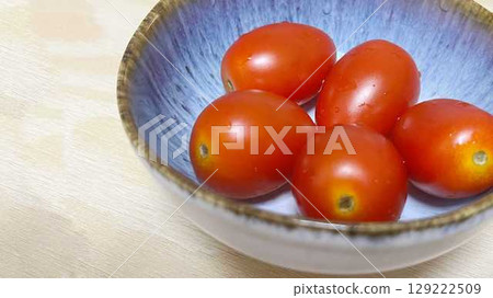 Cherry tomatoes (close-up, left margin) 129222509